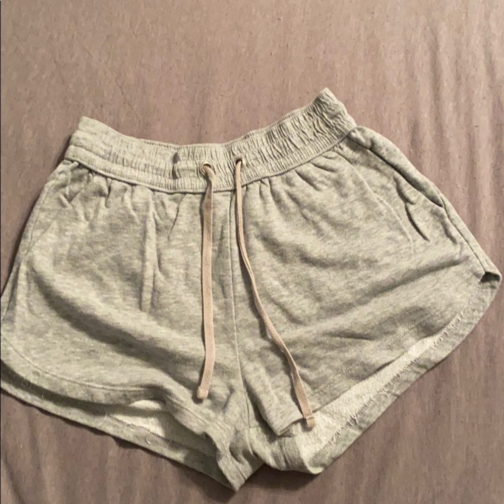 grey shorts